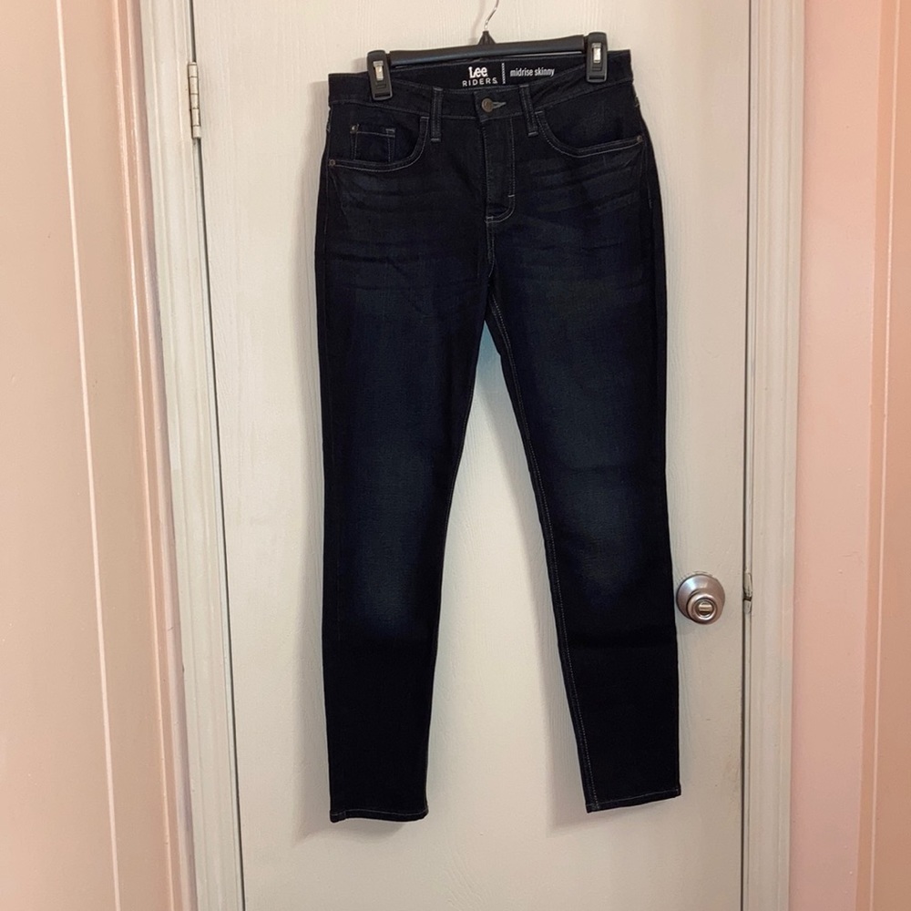 Lees mid rise skinny jeans with dark wash new without tags excellent condition